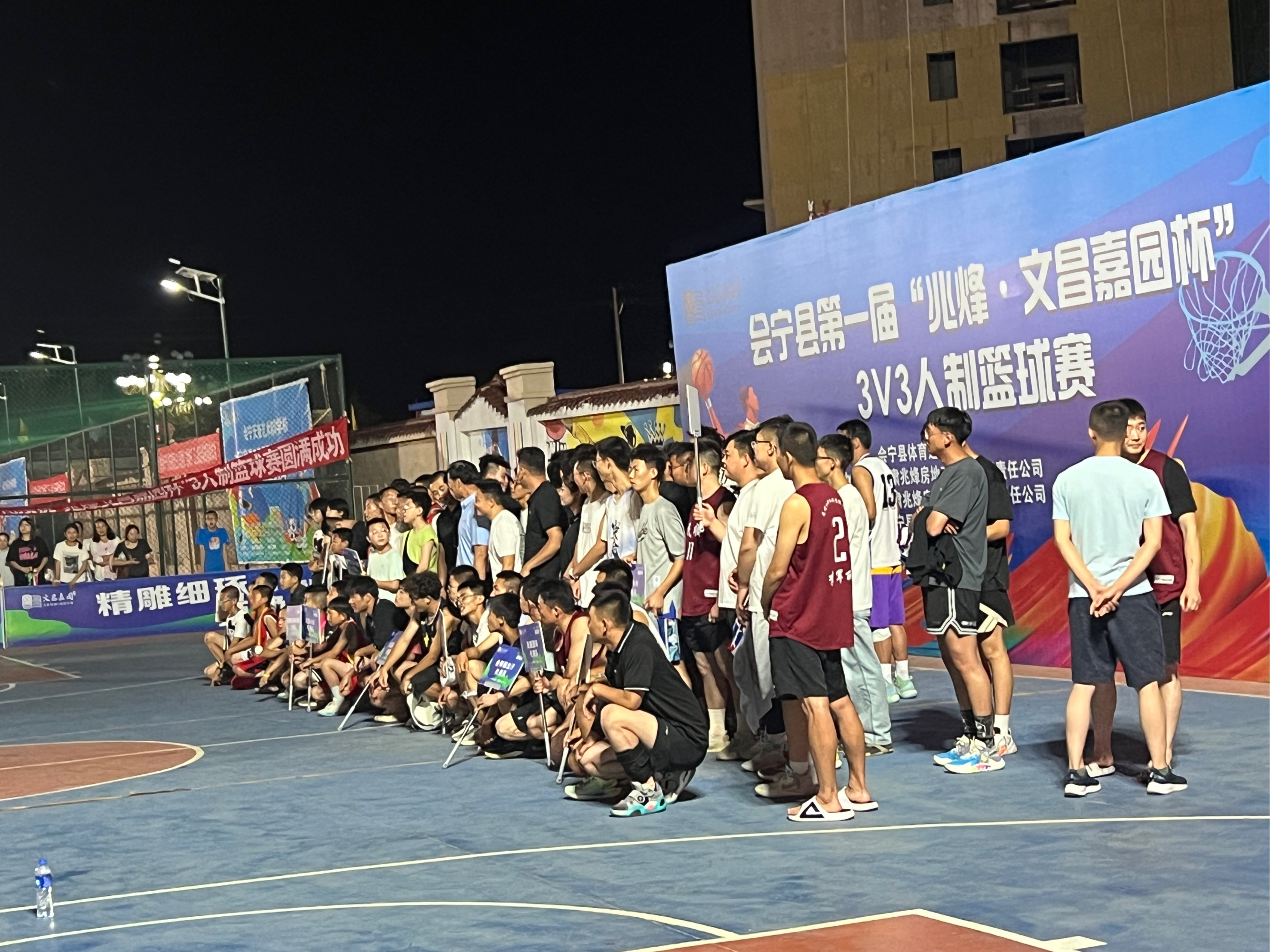 -关于比赛现场气氛热闹非凡，球员斗志昂扬的信息