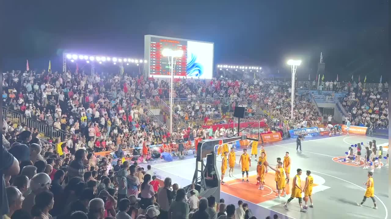 关于比赛现场气氛热闹非凡，球员斗志昂扬的信息