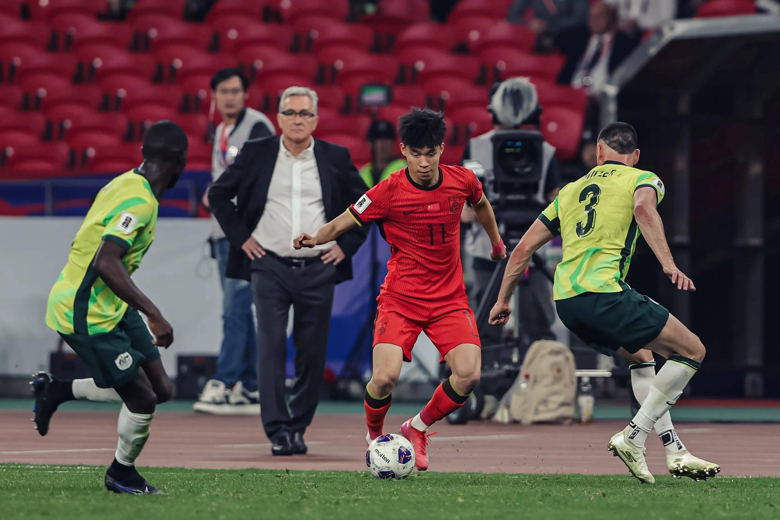 年轻球员首次代表国家队出征,备受瞩目 年轻球员首次代表国家队出征,备受瞩目