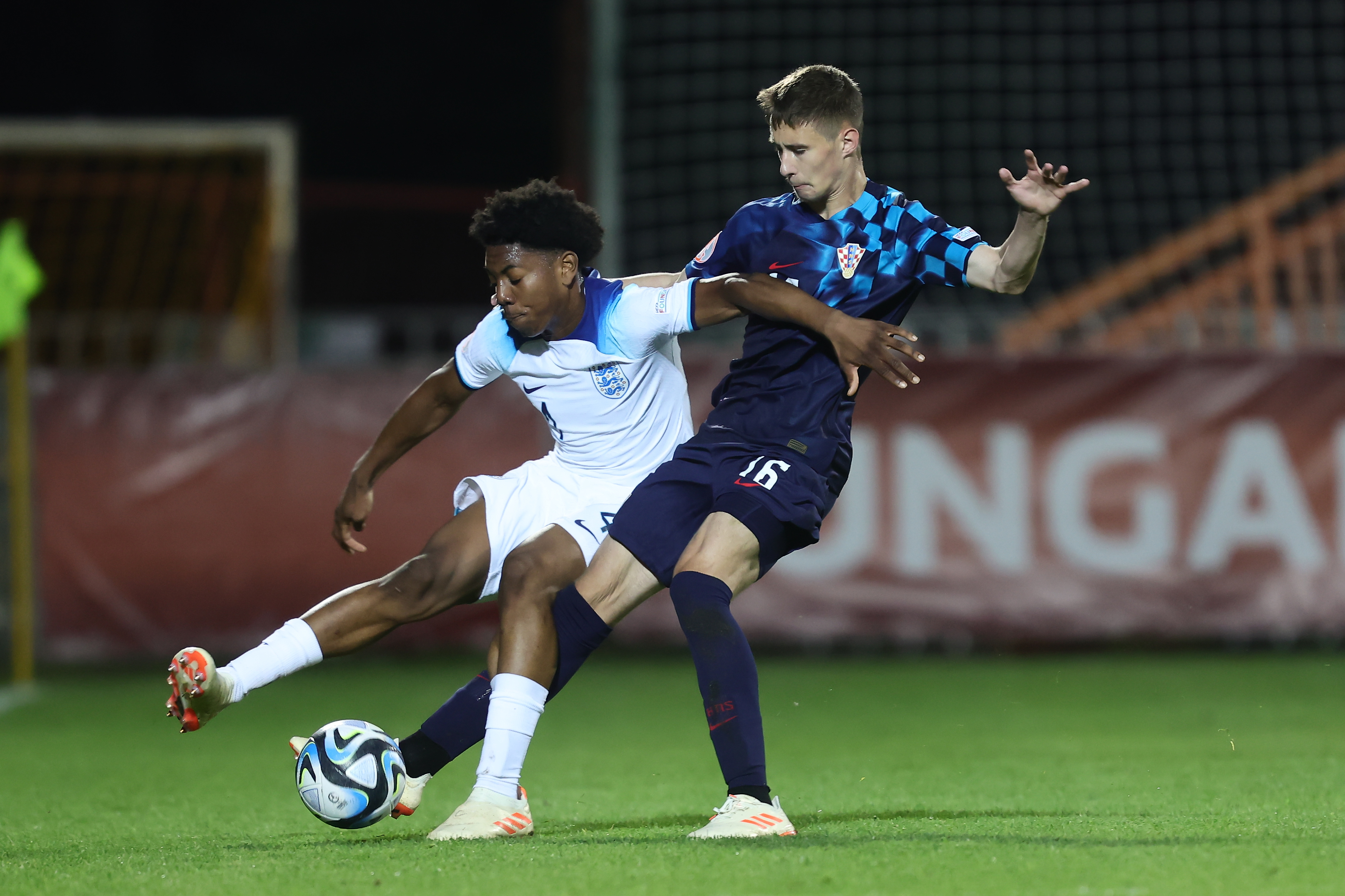 瑞典对阵克罗地亚，足球场上异军突起