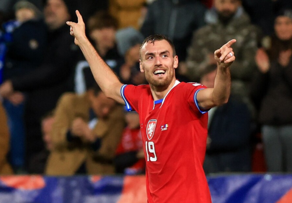 包含摩尔多瓦锋芒毕露，欧预赛决胜关头的词条