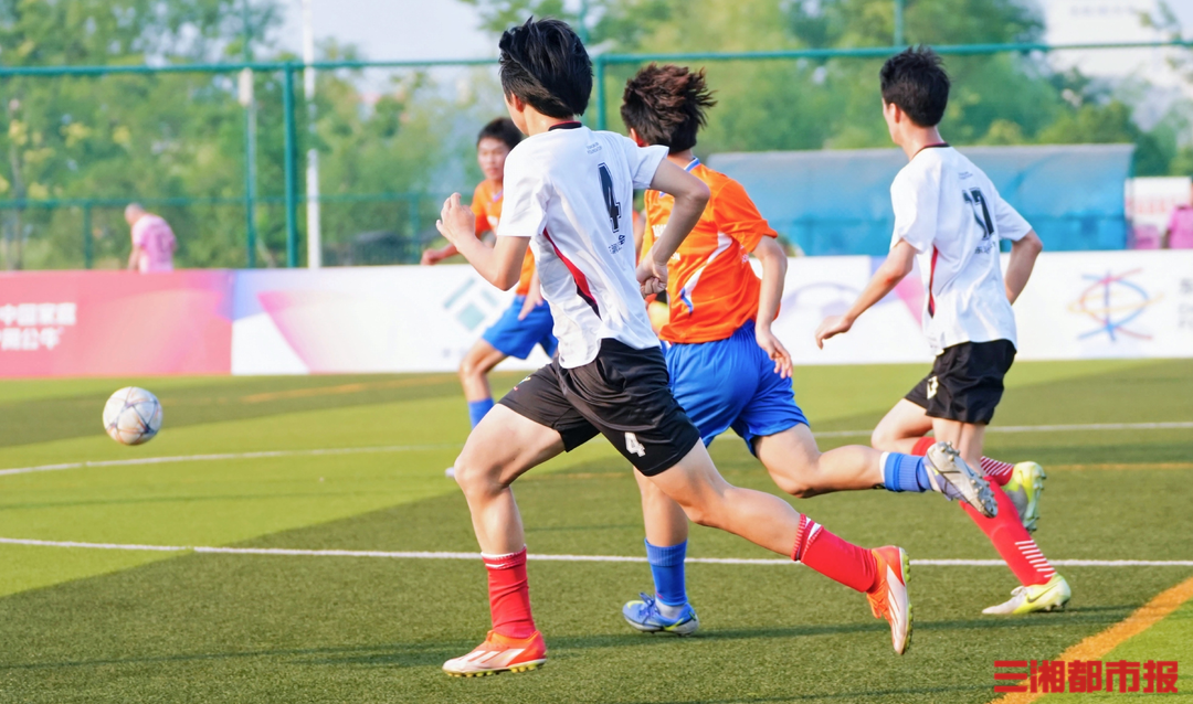 亚洲青少年足球比赛中球员表现抢眼